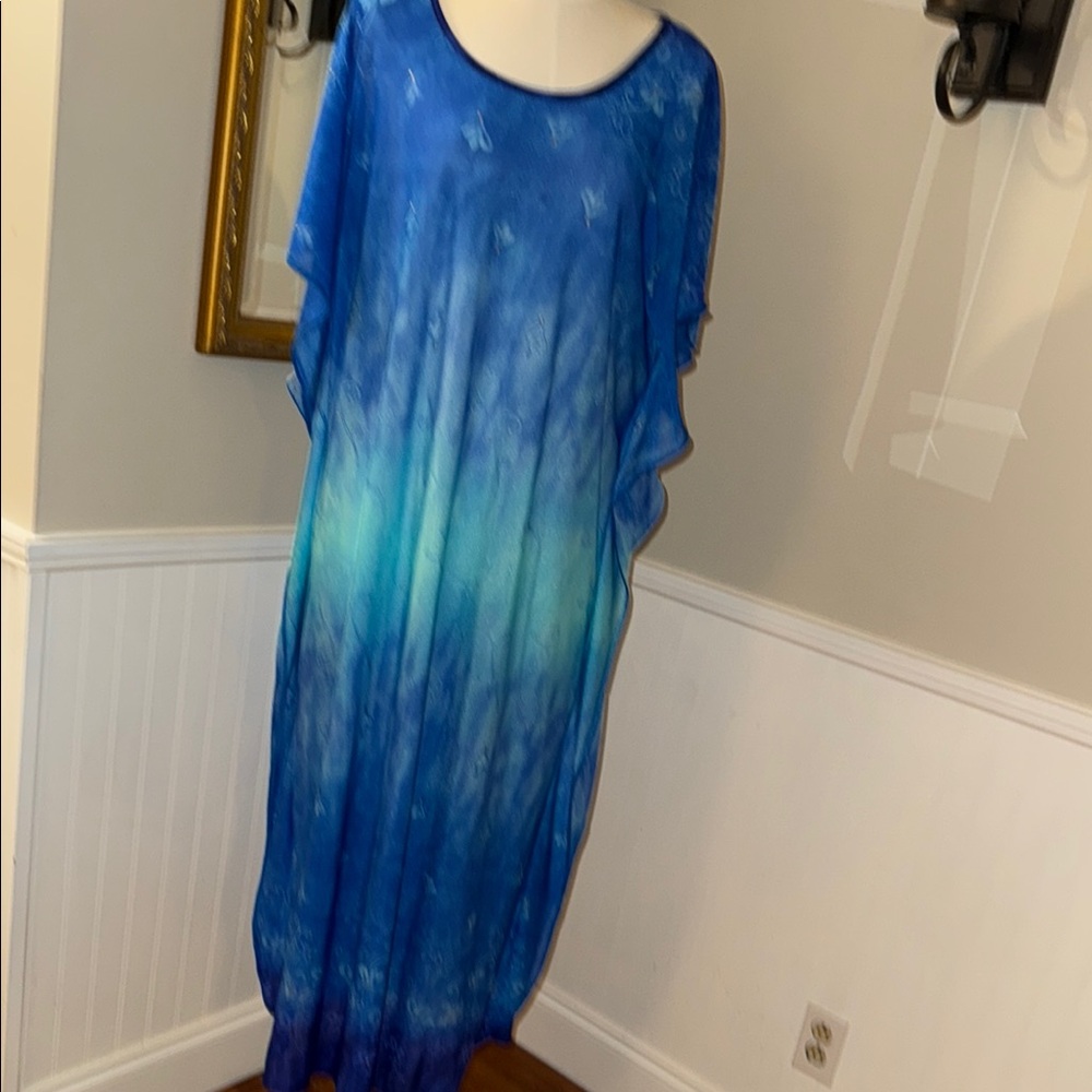 Prestige by Soleil Blue Floral Kaftan. Size medium. Great condition.